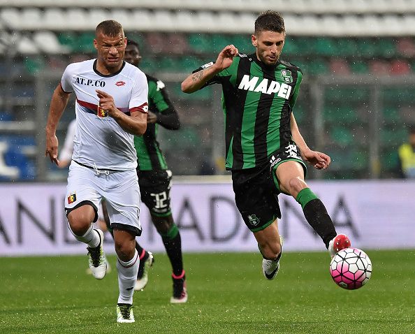REGGIO NELL'EMILIA, ITALY - APRIL 09: Sebastien Demaio of Genoa CFC and Domenico Berardi of US Sassuolo Calcio in action during the Serie A match between US Sassuolo Calcio and Genoa CFC at Mapei Stadium - Citta del Tricolore on April 9, 2016 in Reggio nell'Emilia, Italy (Photo by Giuseppe Bellini/Getty Images)