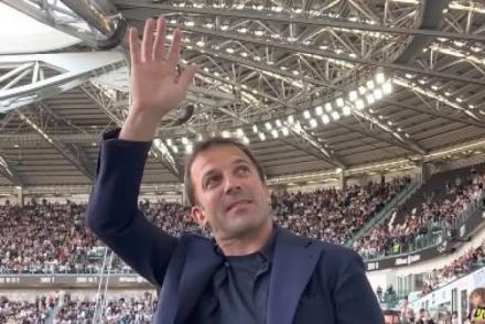Del Piero saluting Juventus fans at Allianz Stadium