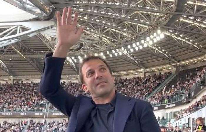 Del Piero saluting Juventus fans at Allianz Stadium