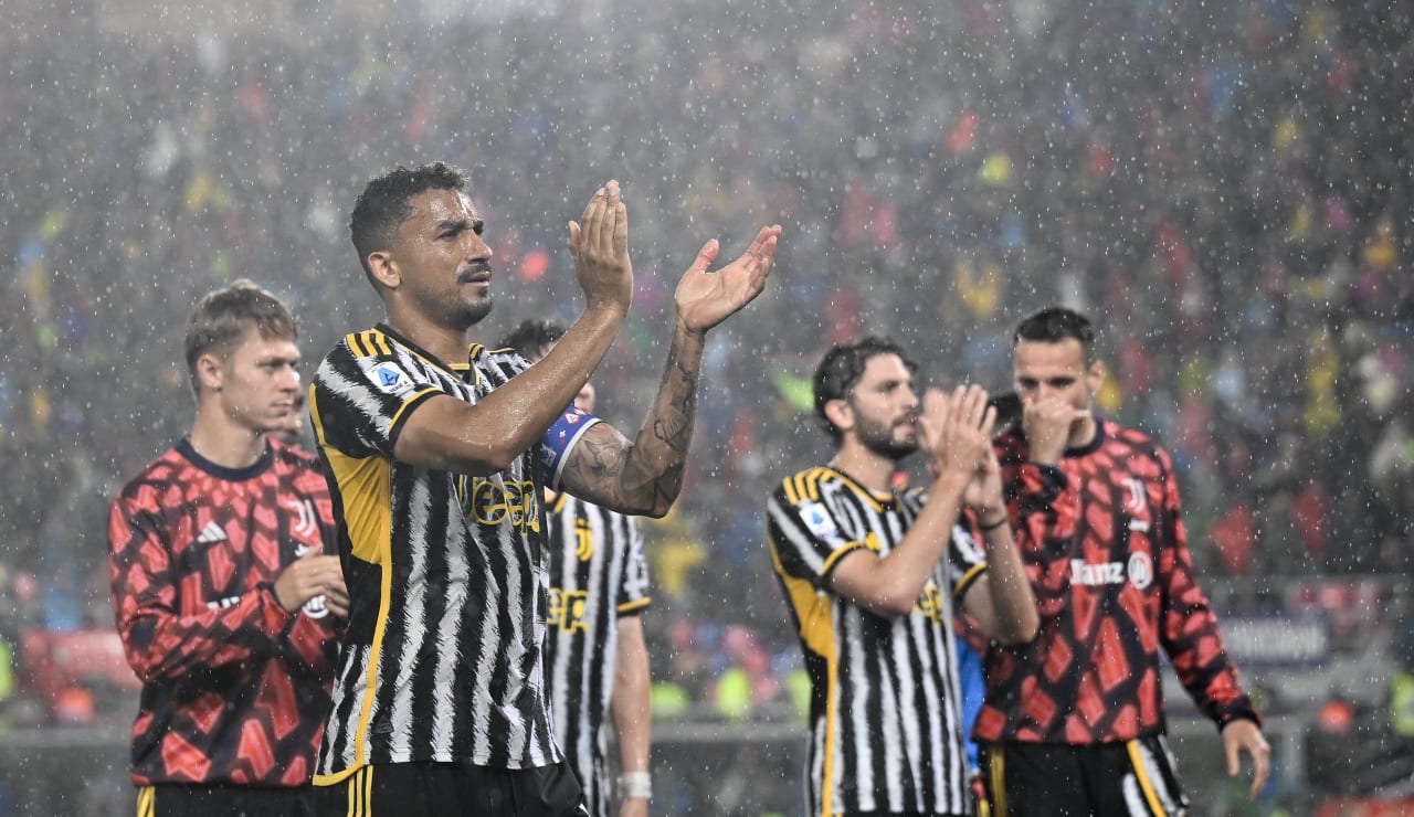 Danilo applauding Juventus fans at the Renato Dall'Ara