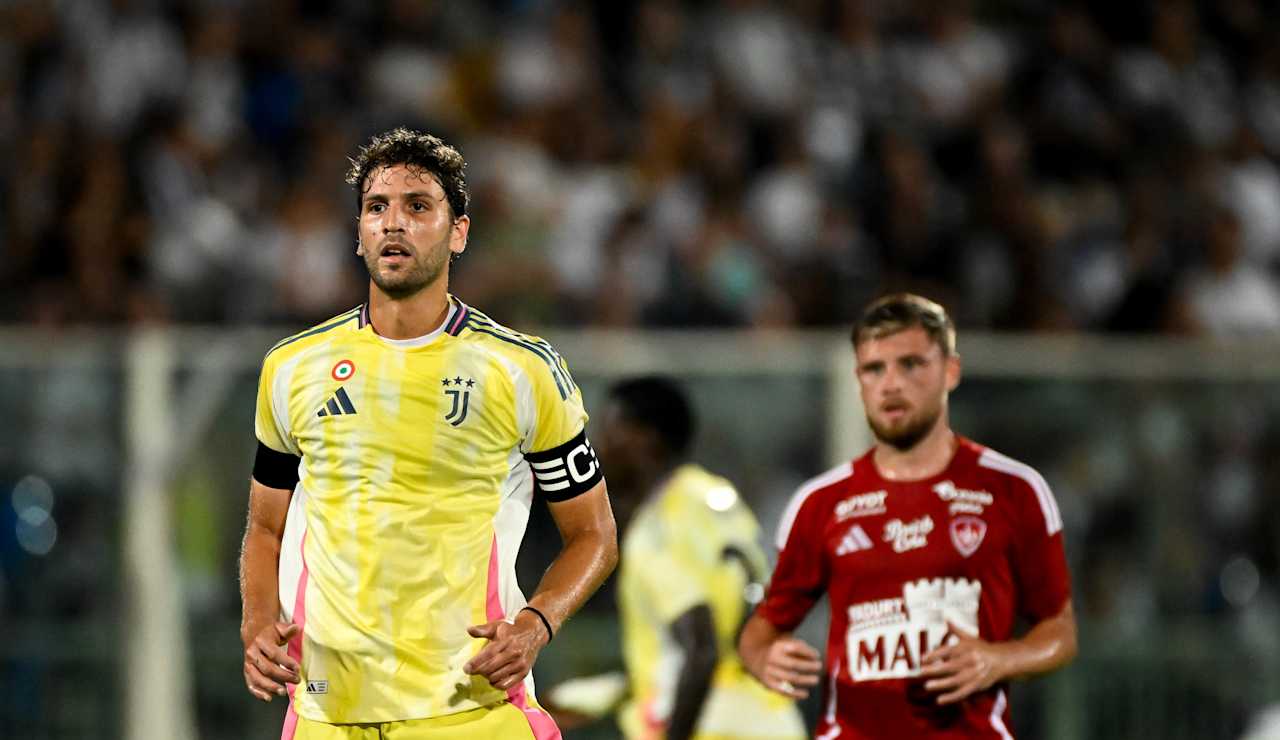 Manuel Locatelli in Juventus away jersey