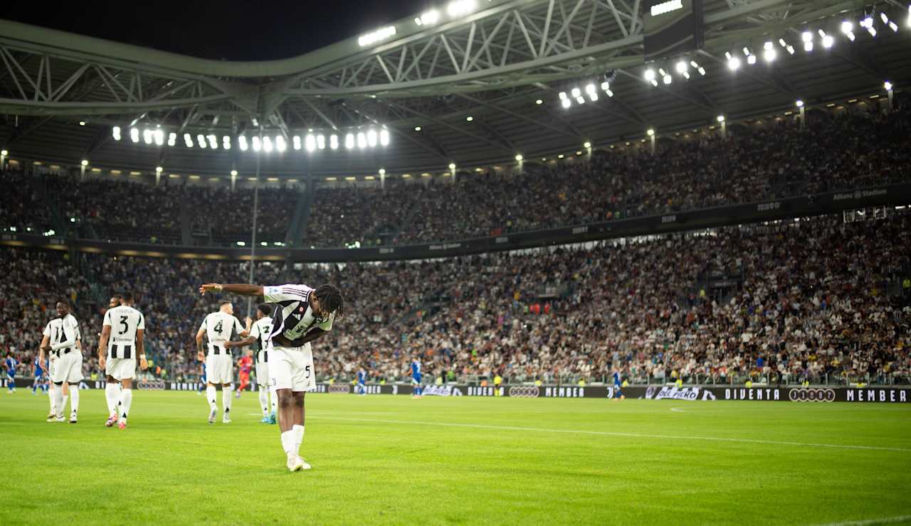 Samuel Mbangula bowing to Juve fans