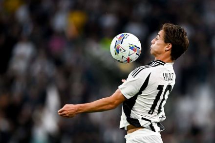Kenan Yildiz controlling the ball with his chest