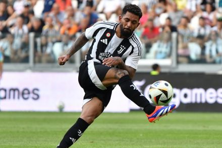 Luiz in action for Juventus