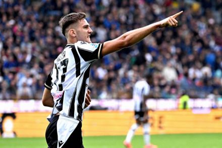 Lorenzo Lucca on the pitch for Udinese