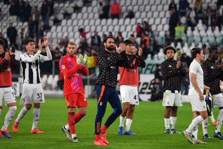 Carlo Pinsoglio saluting Juventus fans