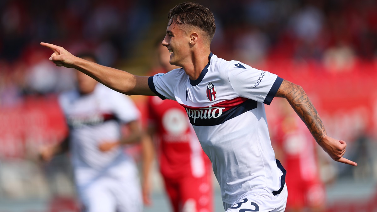 Kacper Urbanski playing for Bologna