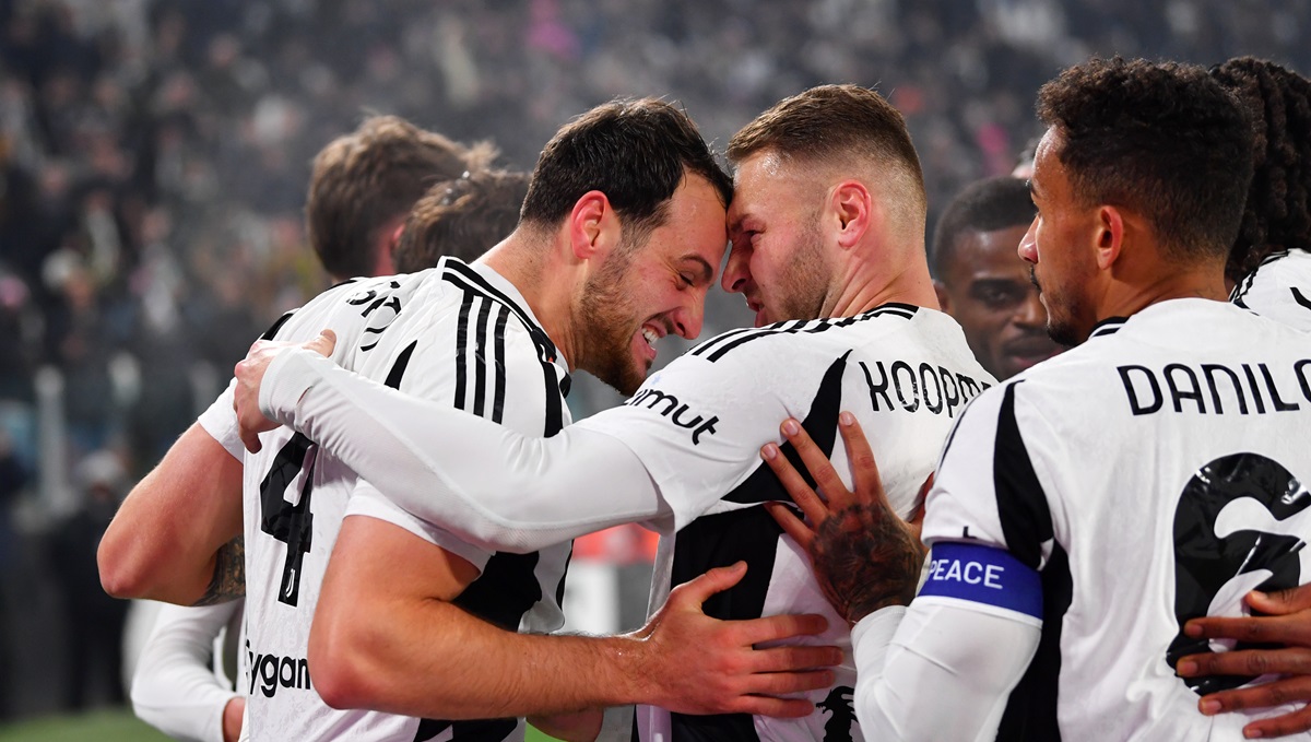 Juventus players celebrating Gatti goal v Venezia