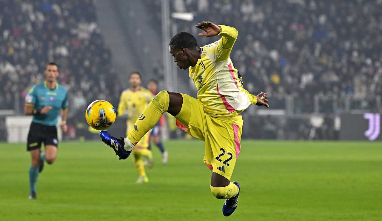 Timothy Weah controlling the ball