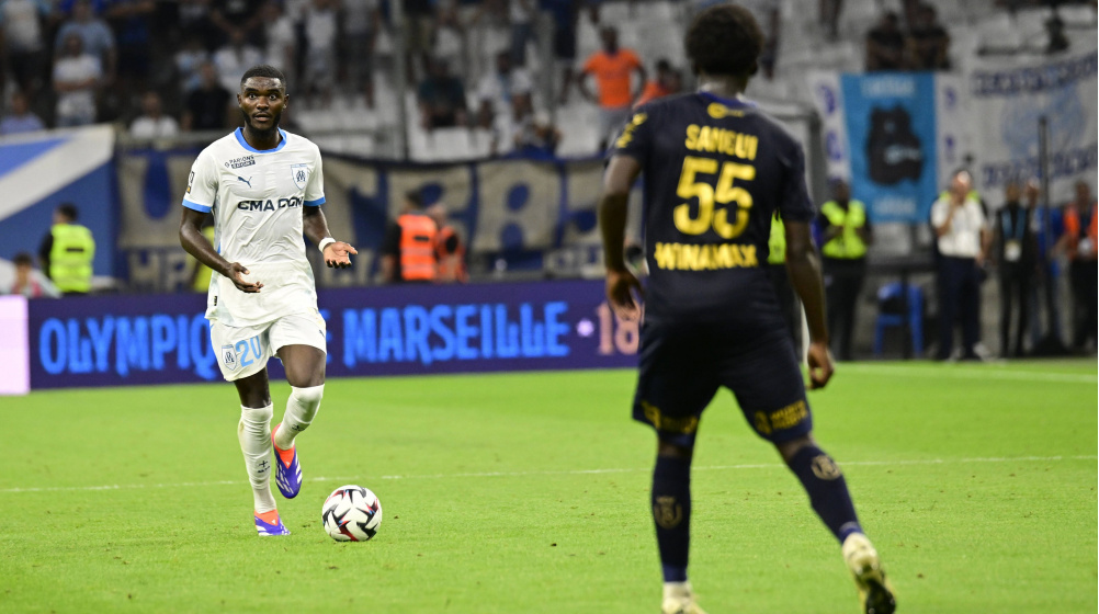 Lilian Brassier on the pitch for Olympique Marseille