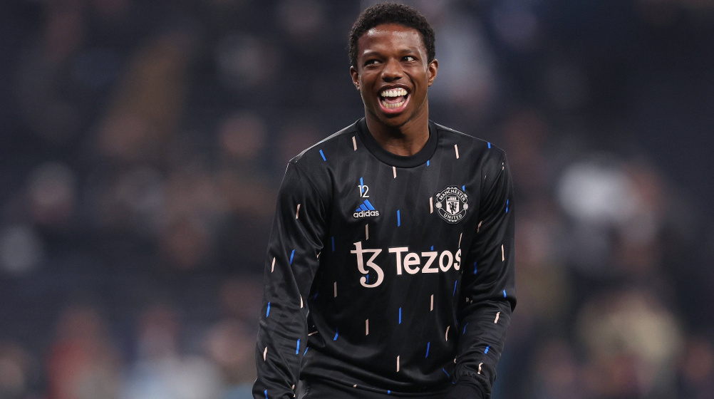 Tyrell Malacia in Man United warm-up kit