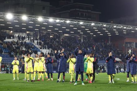 Juventus players thanking fans after beating Como
