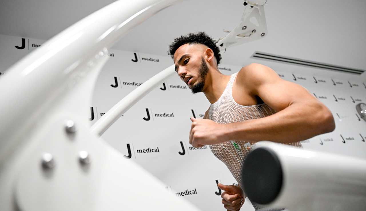Lloyd Kelly completing Juventus medical