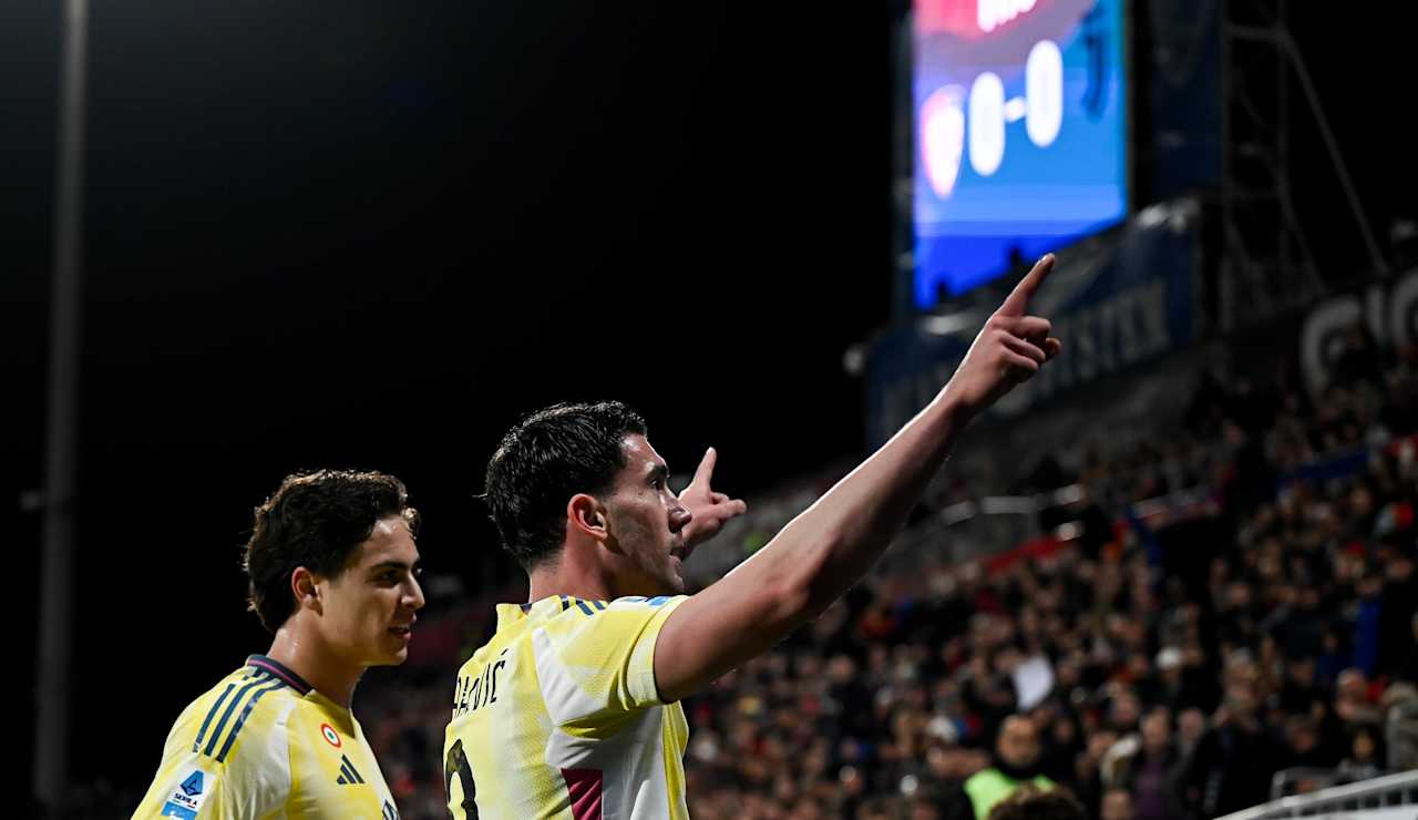 Dusan Vlahovic celebrates his goal agaisnt Cagliari