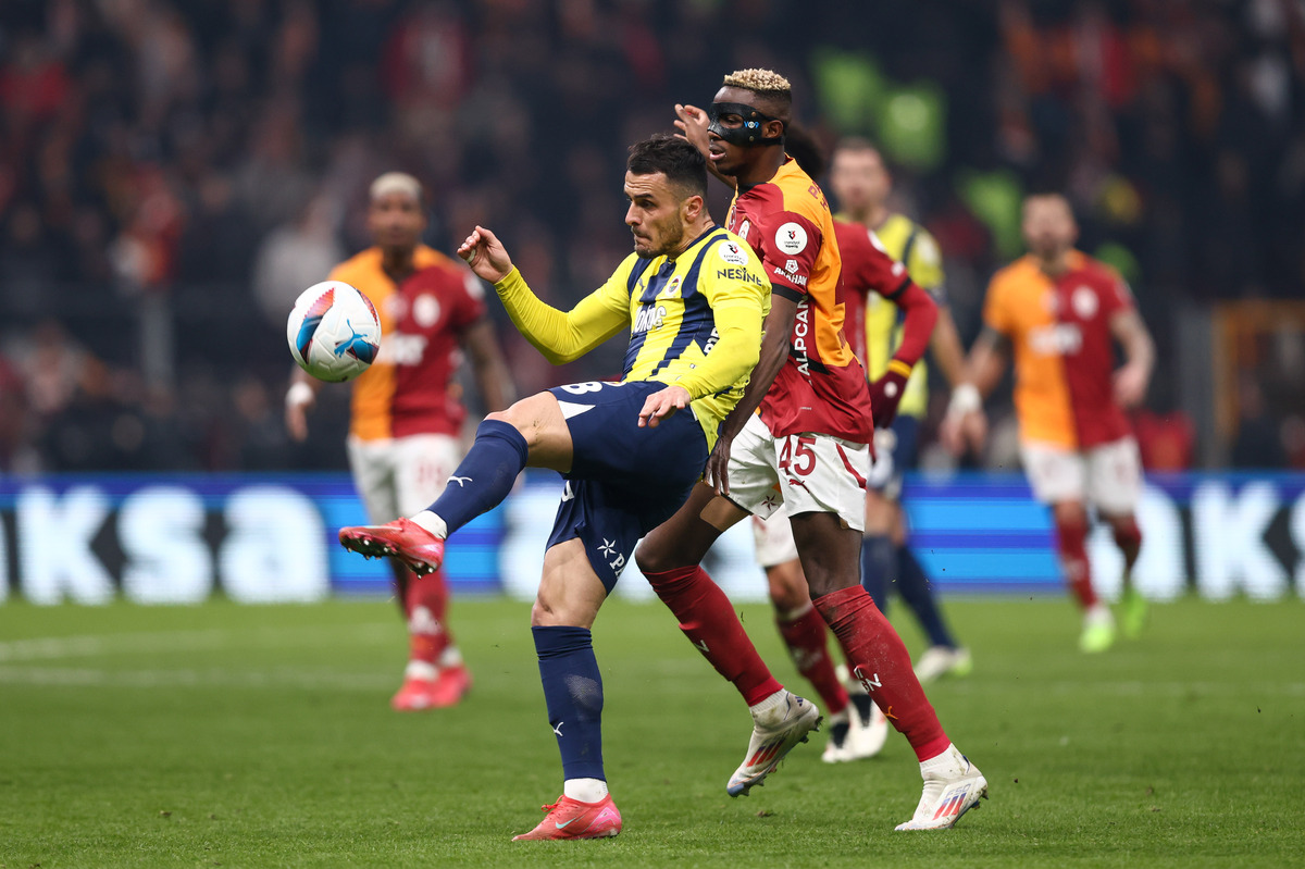 Filip Kostic and Victor Osimhen fighting for the ball