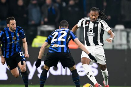 Khephren Thuram dribbling in the Derby d'Italia