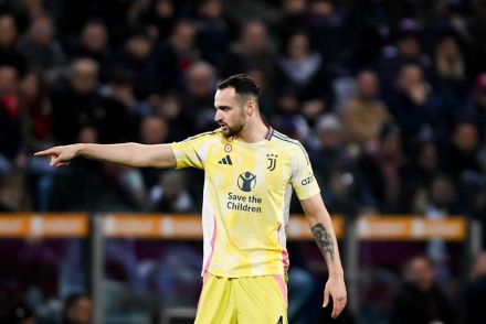Federico Gatti giving instructions to Juventus teammates