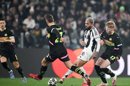 Douglas Luiz dribbling