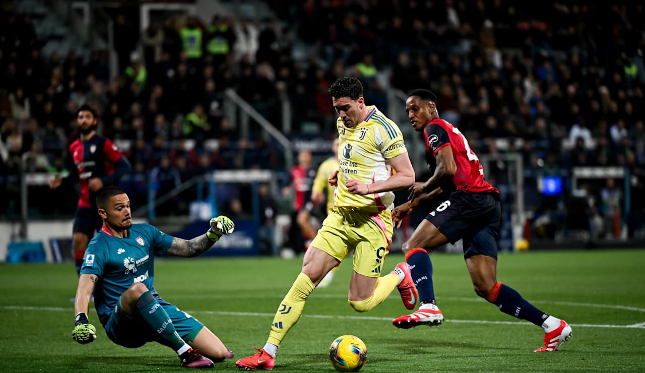 Dusan Vlahovic rounds the goalkeeper before scoring