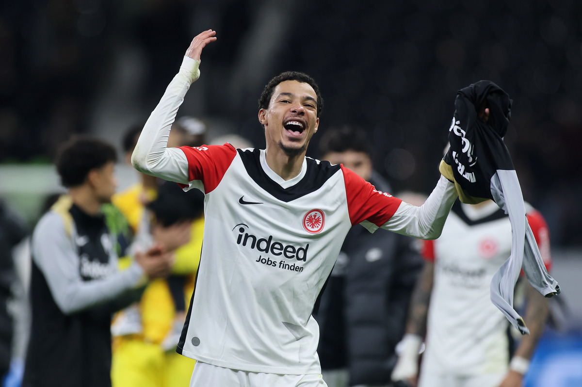 Hugo Ekitike celebrating with Eintracht Frankfurt teammates