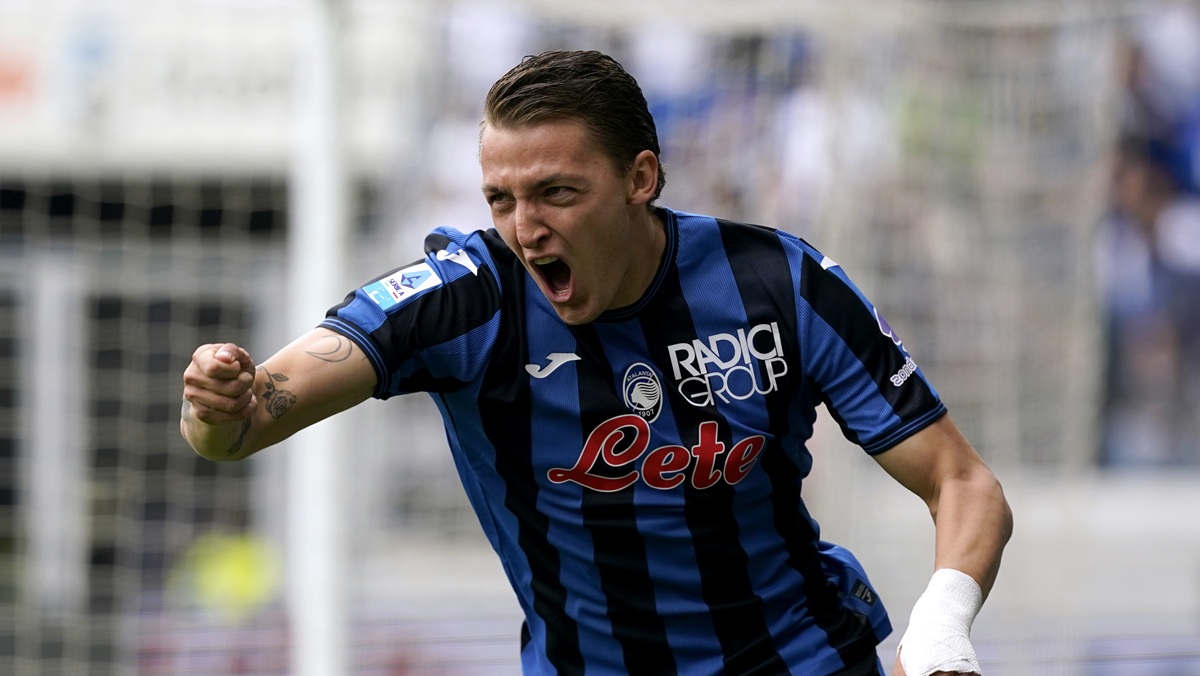 Mateo Retegui of Atalanta celebrates scoring