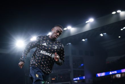 Timothy Weah warming up