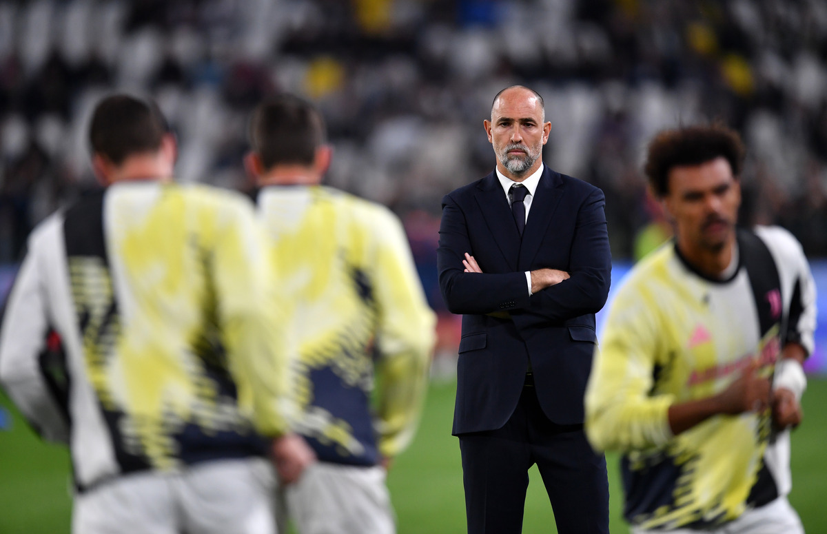 Igor Tudor watching his players warming up