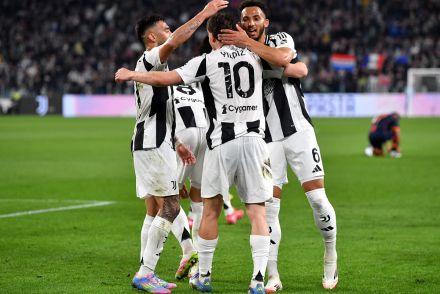 Kenan Yildiz embracing his Juventus teammates