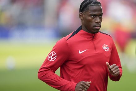 Jonathan David in action for Canada