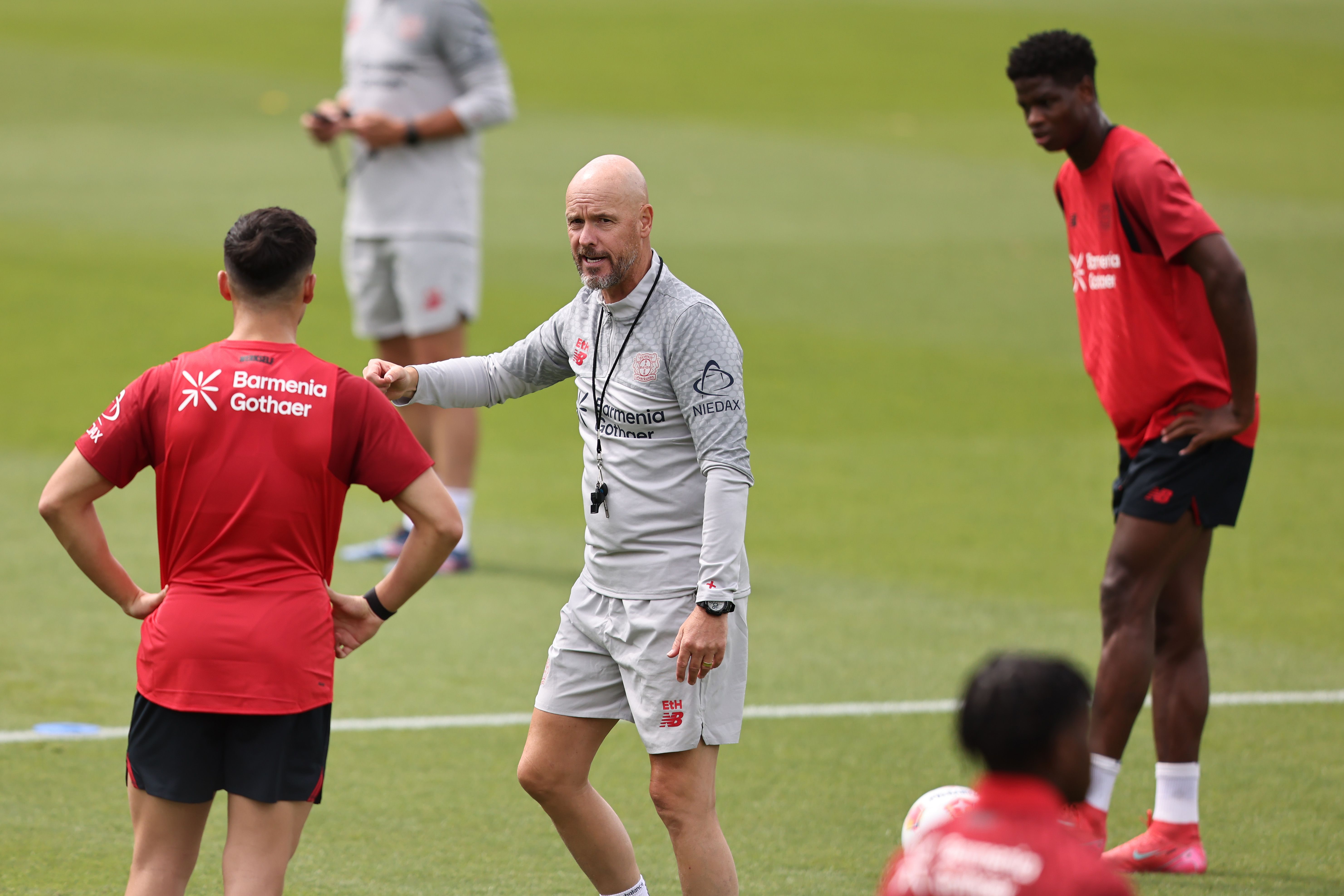Erik ten Hag in Bayer Leverkusen training