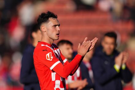 Arnau Martinez applauding Girona fans