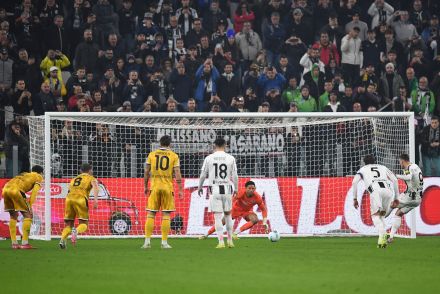 Dusan Vlahovic converting a spot-kick against Udinese