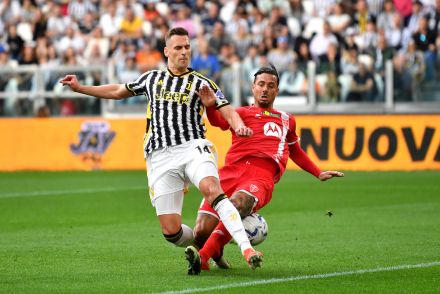 Arkadiusz Milik in action for Juventus against Monza