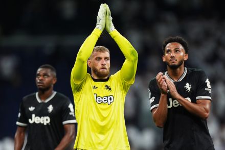 Michele Di Gregorio with Juventus teammates