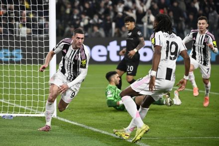 Dusan Vlahovic scores against Sporting