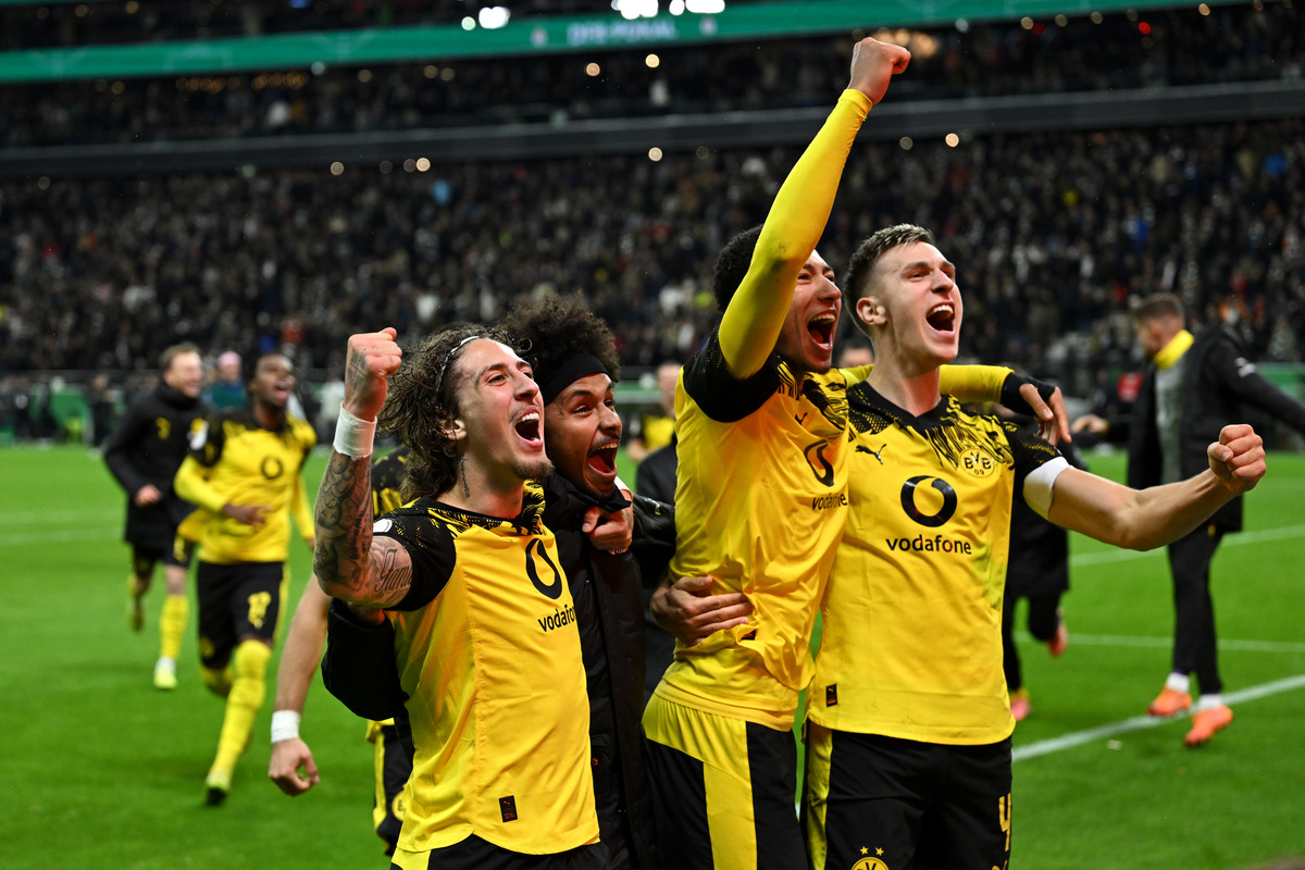 Fabio Silva with BVB teammates