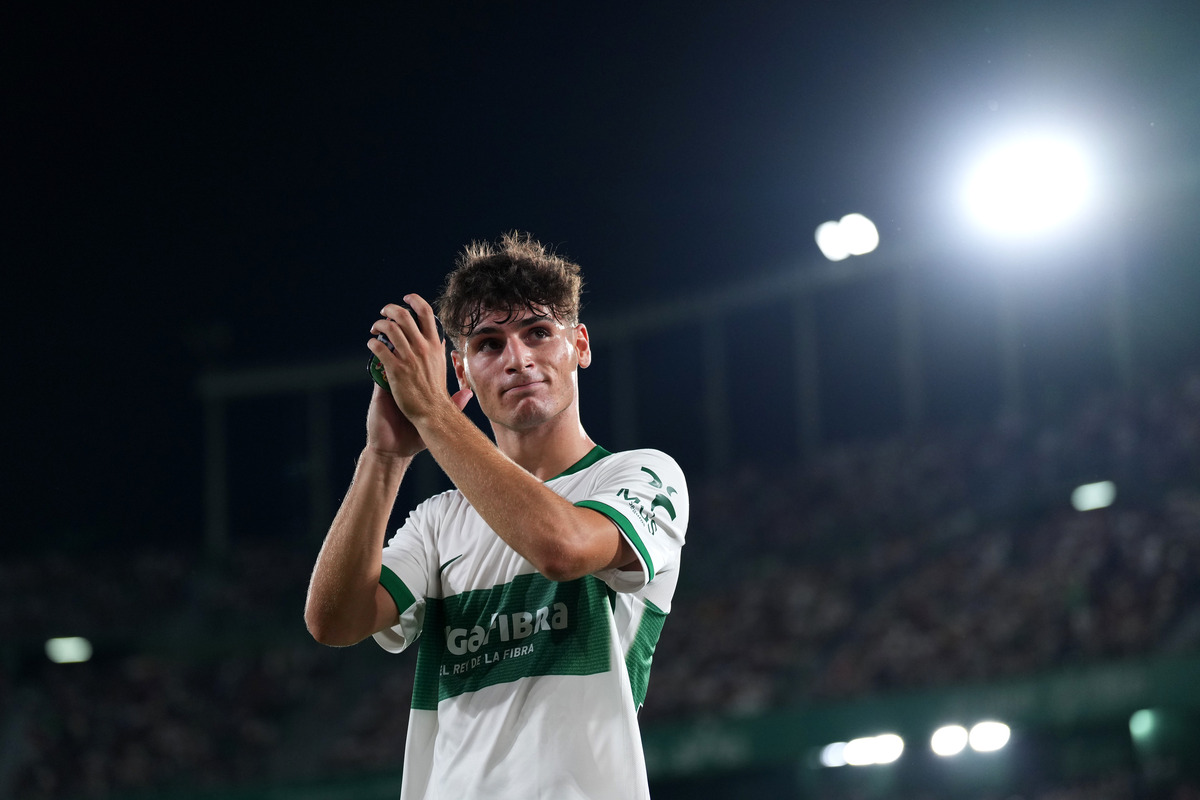 Rodrigo Mendoza applauding Elche