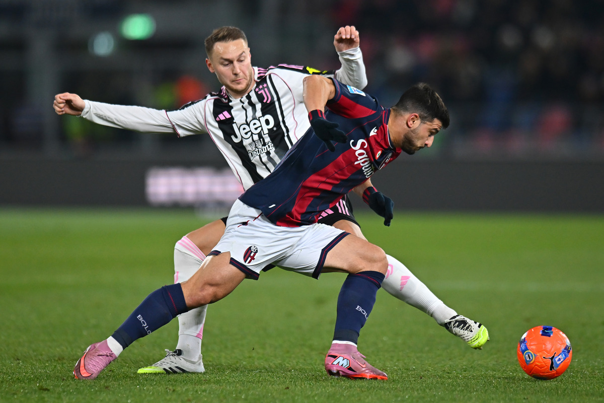 Teun Koopmeiners fouling Riccardo Orsolini
