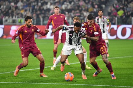 Lois Openda fighting with the ball against Roma defenders