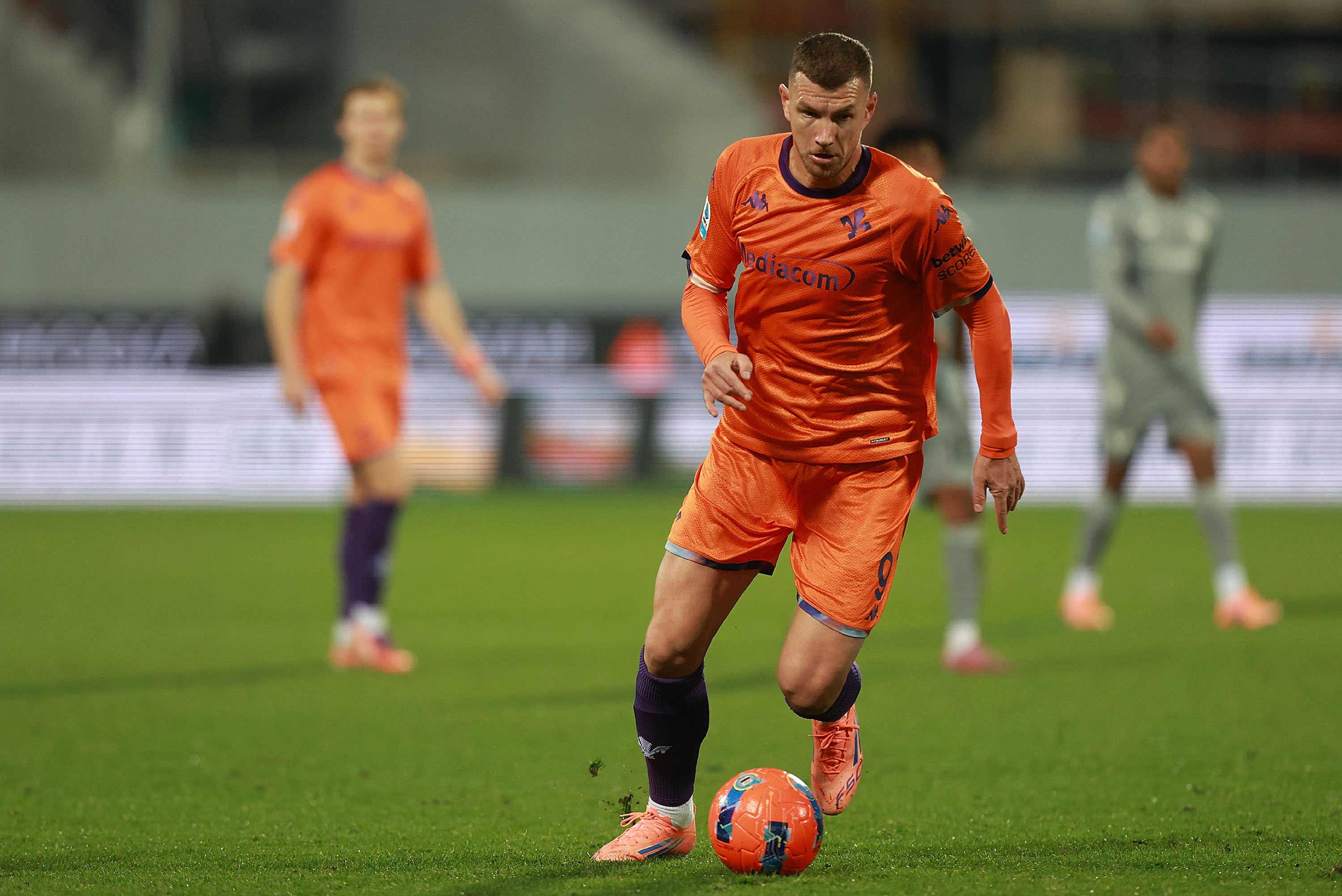 Edin Dzeko in action for Fiorentina