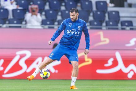 Theo Hernandez warming up
