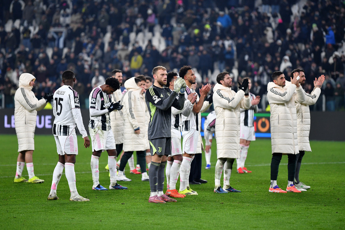 Juventus players saluting the fans