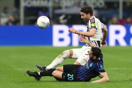 Manuel Locatelli challenging Hakan Calhanoglu for the ball