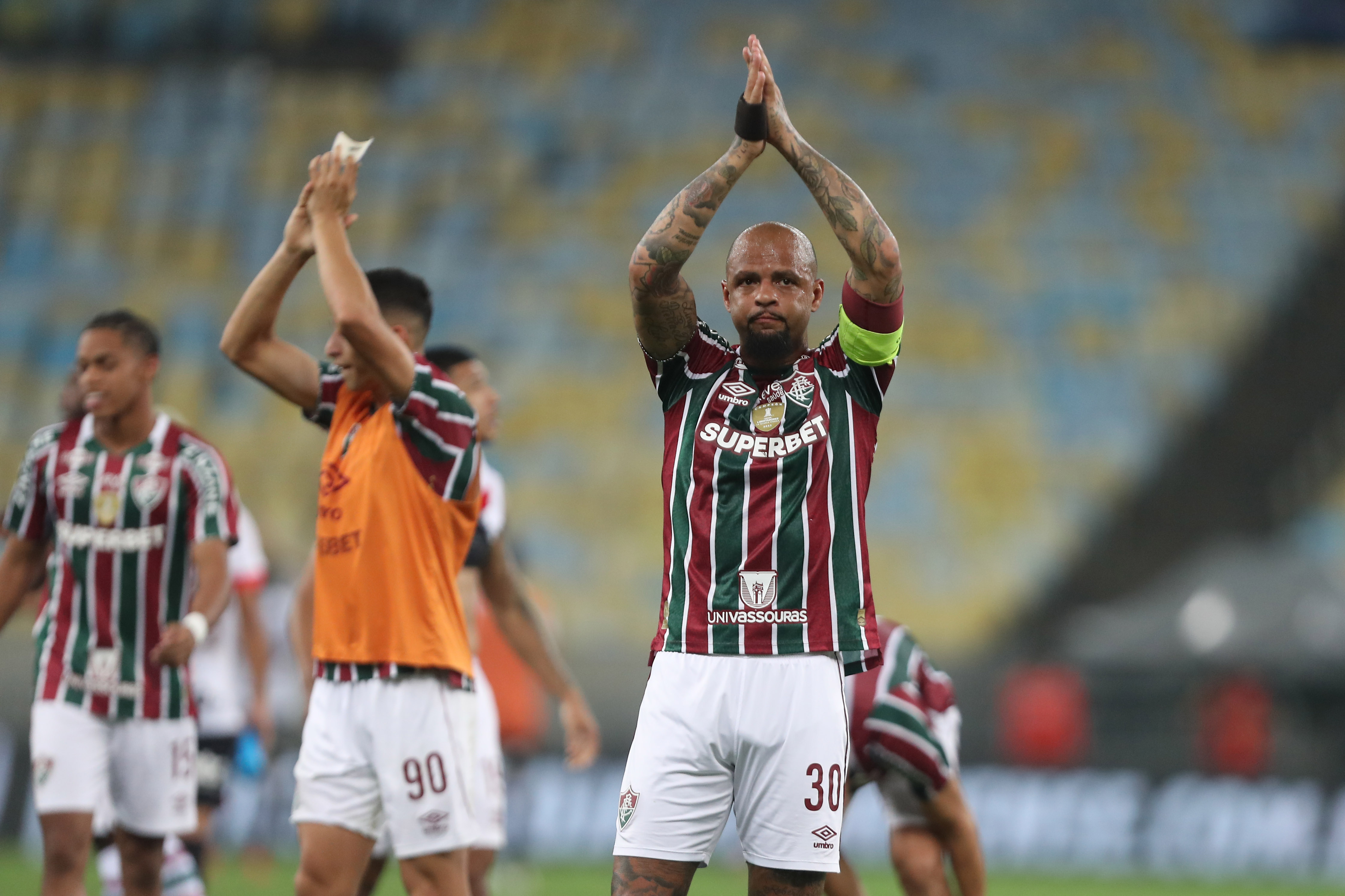 Felipe Melo applauding Fluminense fans