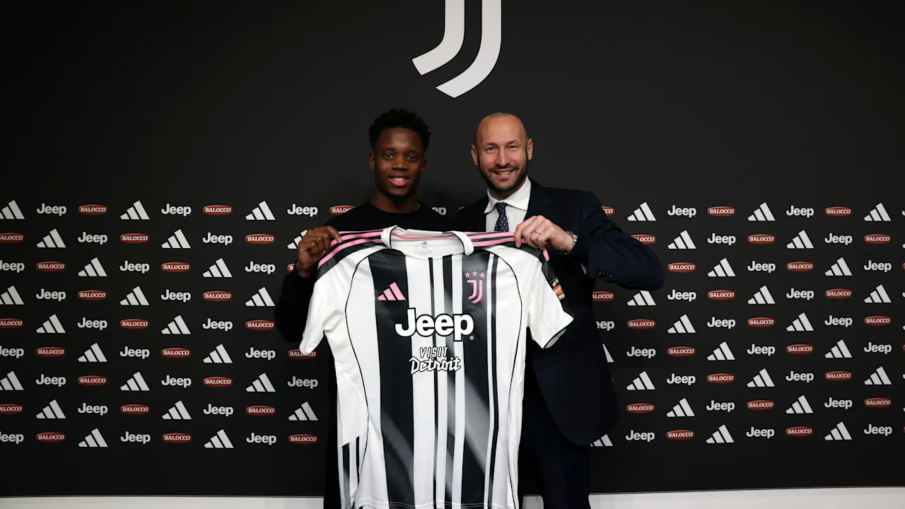 Justin Oboavwoduo with Juventus Next Gen director Claudio Chiellini