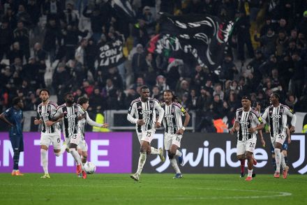 Juventus players after scoring the equaliser against Lazio