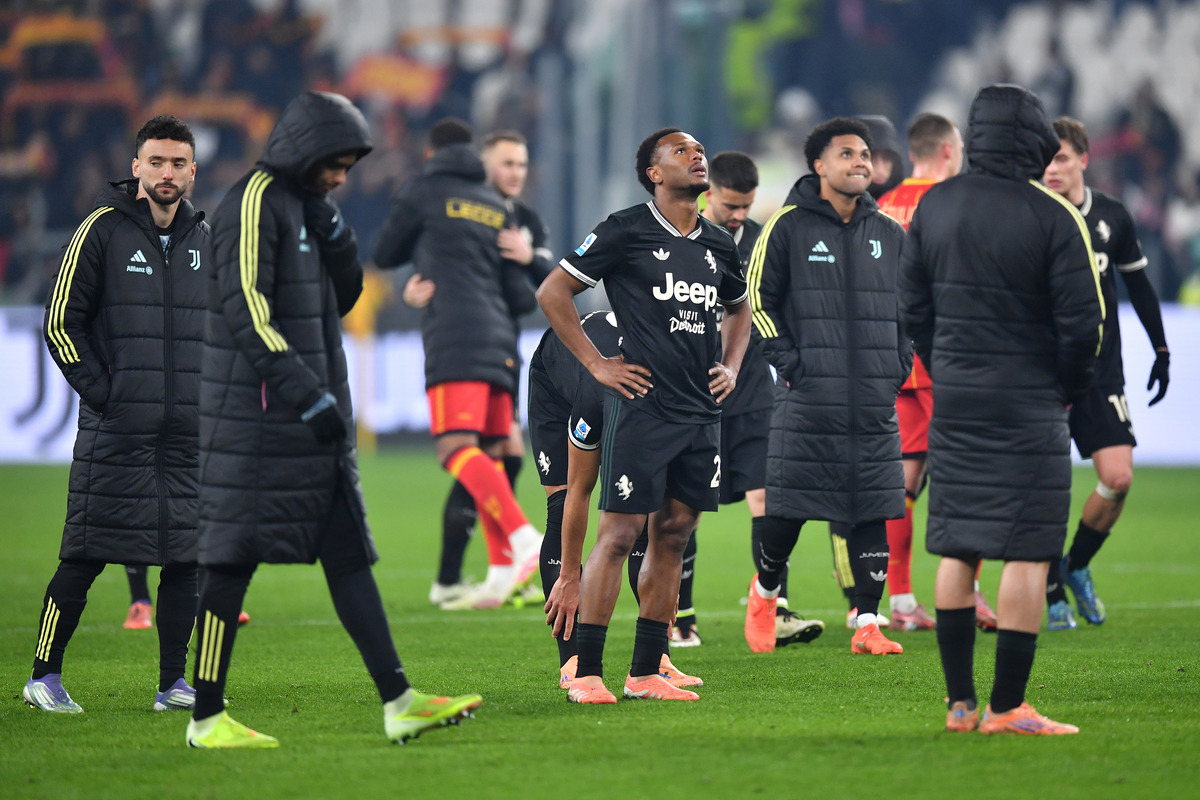 Lois Openda with his Juventus teammates