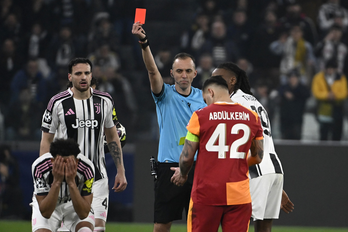 Lloyd Kelly sent off against Galatasaray