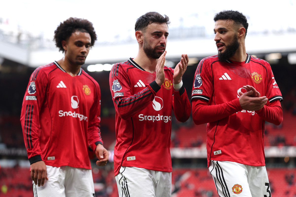 Joshua Zirkzee, Bruno Fernandes and Noussai Mazraoui