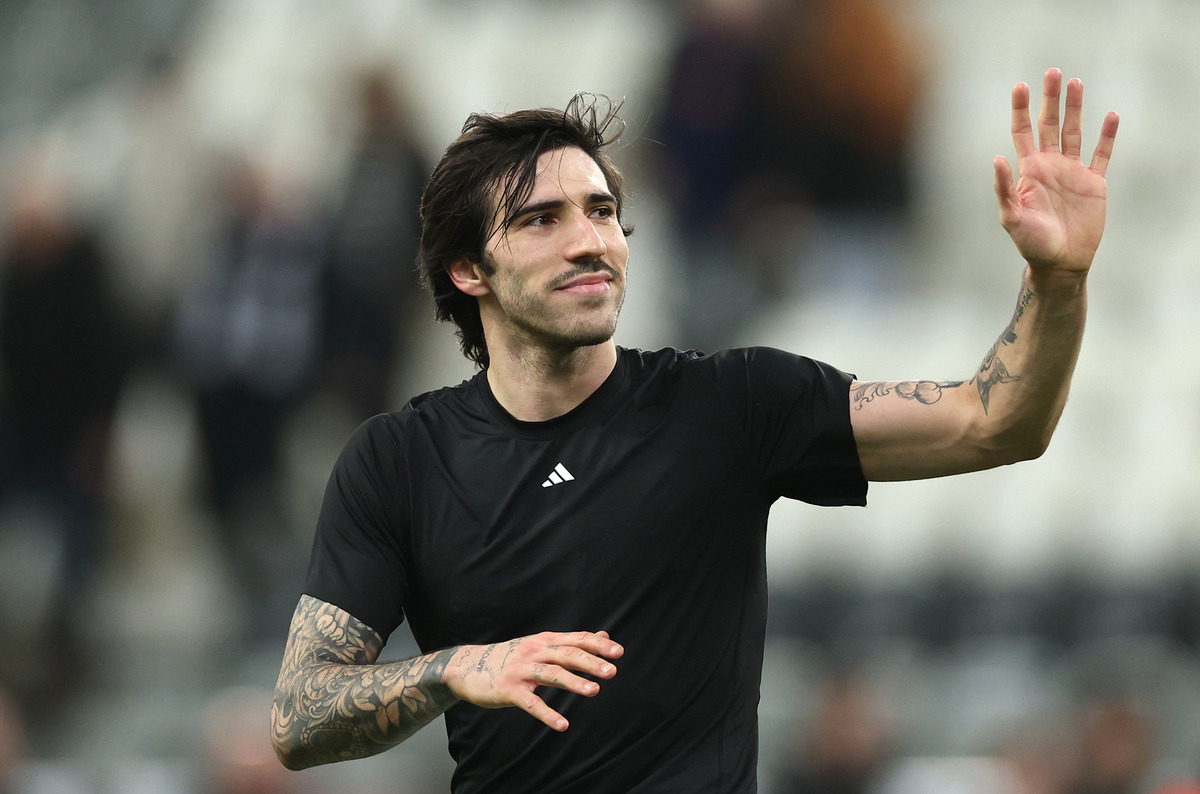 Sandro Tonali saluting Newcastle fans
